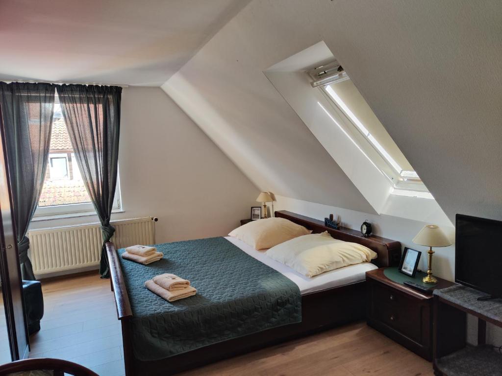 瓦尔斯罗德Pension Weidengrund的一间卧室设有一张床和一个窗口