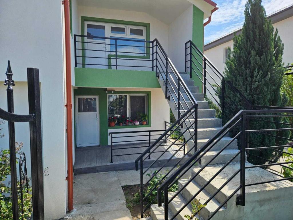 那沃达利Muzicii 11 - Cozy Seaside Apartments的房屋设有通往前门的楼梯
