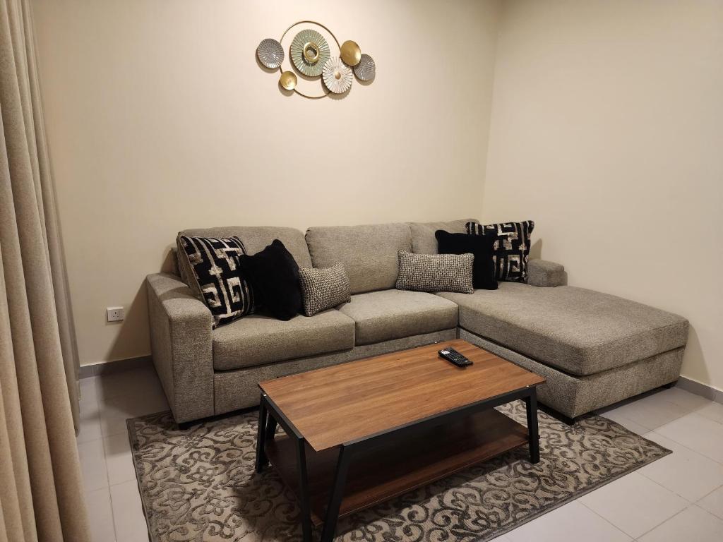 达曼Nesaj Villa的带沙发和咖啡桌的客厅
