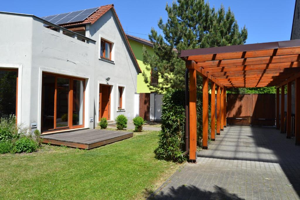 ÚvalyLarge house with parking, 30 min to Prague center的庭院中带木凉棚的房子