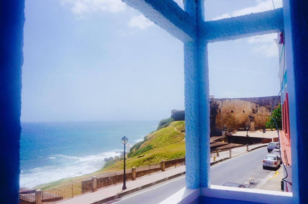 圣胡安La Capitana Old San Juan Building的享有道路和海洋景致的窗户