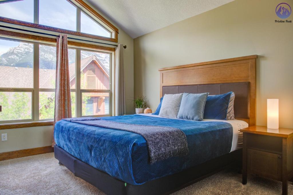 坎莫尔Fire Mountain Two Bedroom Condo的一间卧室设有一张床和一个大窗户