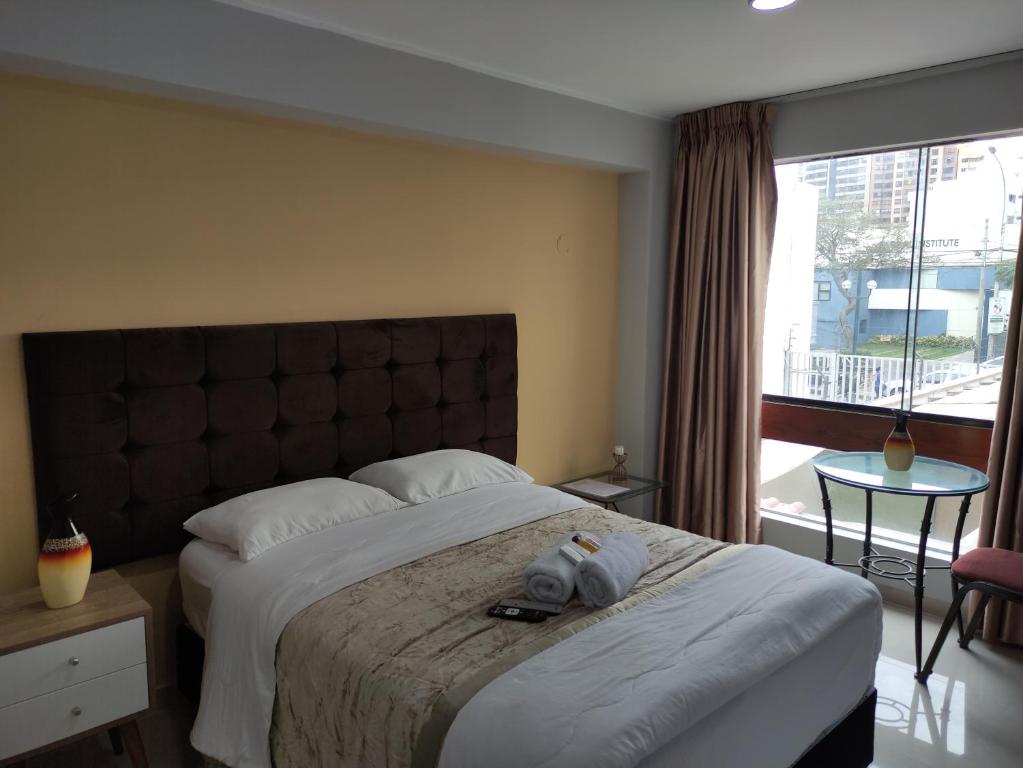 利马Inti Llaqta Hotel & Suites的卧室里设有一张床,上面有一只动物