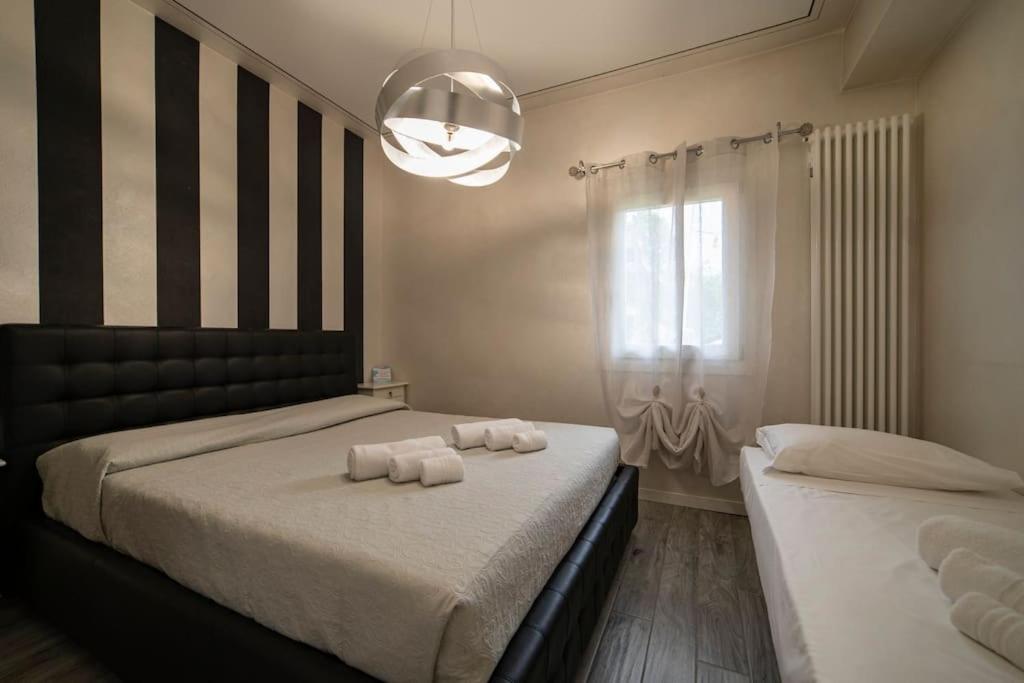 PilzoneMontecolo Bay 1的一间卧室配有两张带毛巾的床