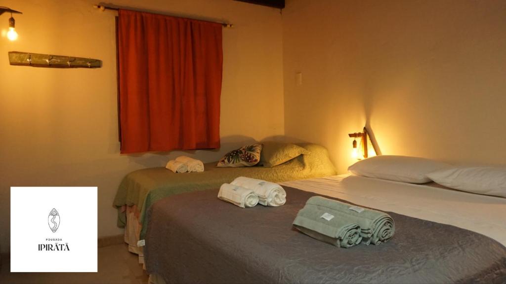 索雷POUSADA IPIRÃTÃ - Turismo de Vivência Cultural的两张位于酒店客房的床,上面装有两袋