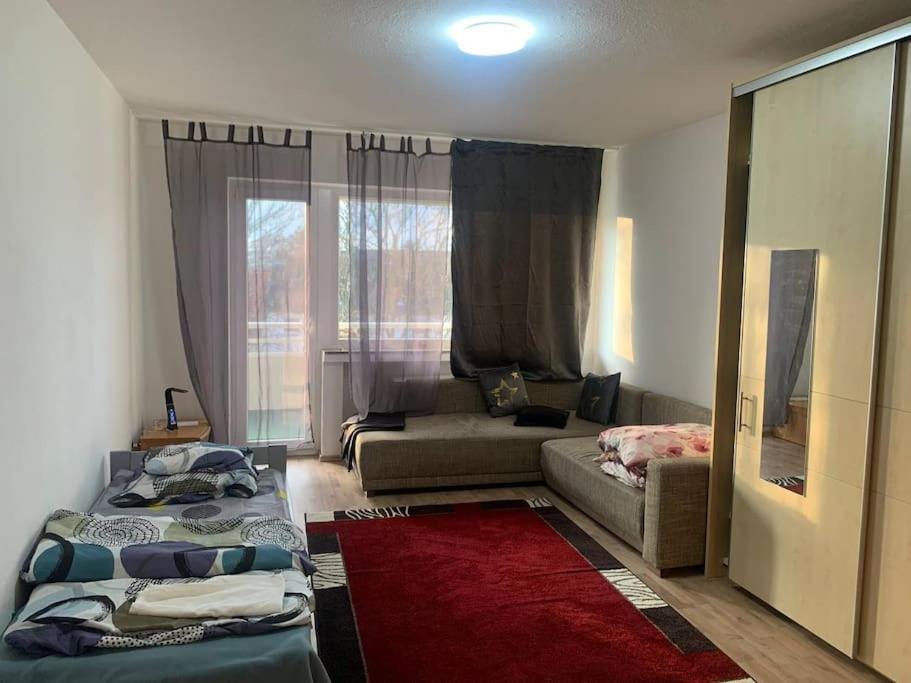 埃森Fantastisches Apartment Essen 1 Zimmer 1-2 Personen:的一间带两张床和一张沙发的客厅