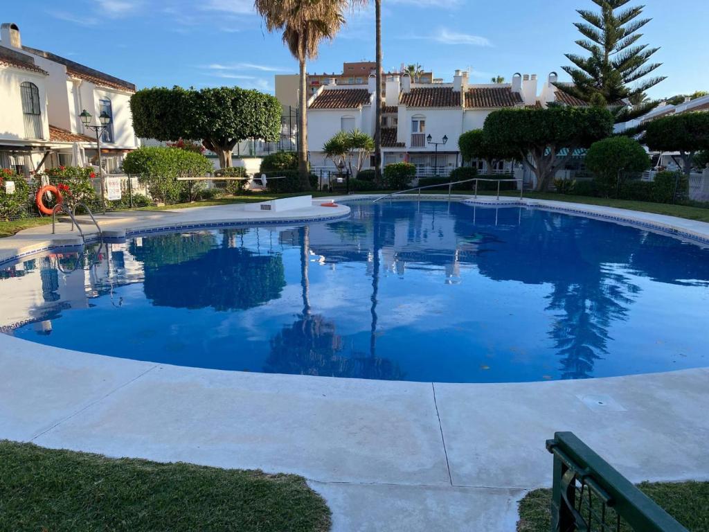 马拉加Malaga Chalet en Guadalmar的蓝色海水大型游泳池