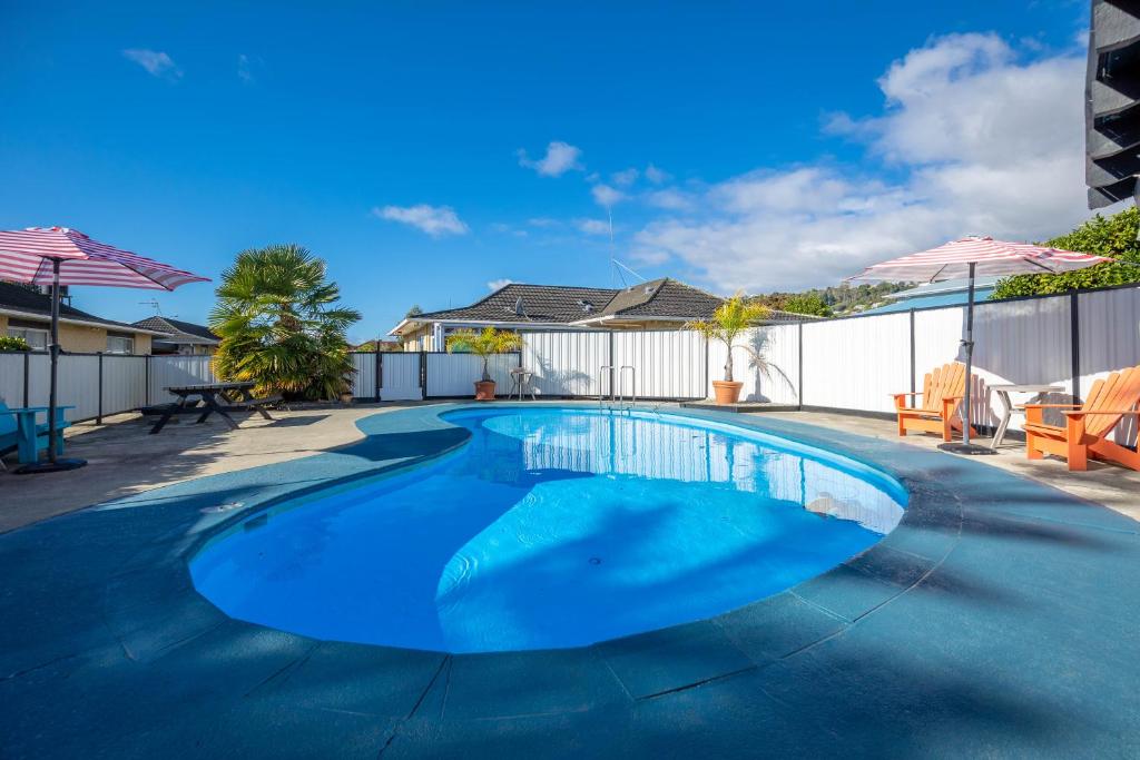 纳尔逊尔舒喷泉度假汽车旅馆的庭院里的一个蓝色海水游泳池