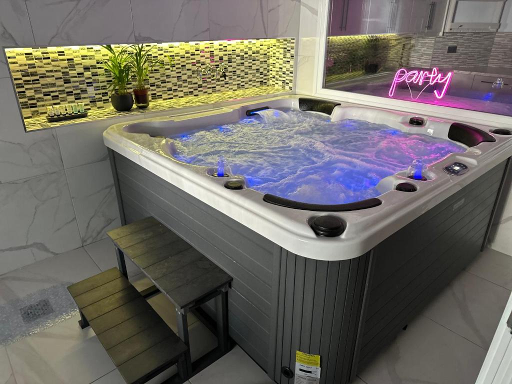 奥尔德伯里Mara Boutique Apartaments的浴室内设有大型按摩浴缸。