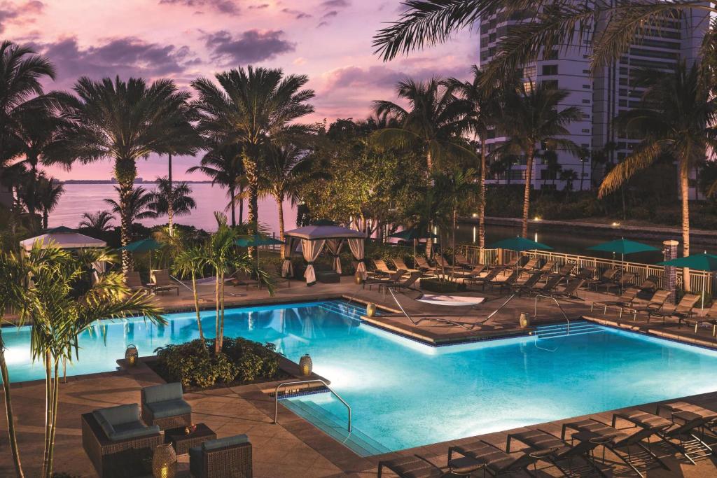 萨拉索塔The Ritz-Carlton, Sarasota的享有度假村游泳池的景致。