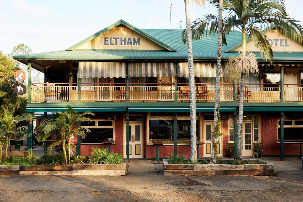 ElthamEltham Hotel NSW的一座棕榈树建筑