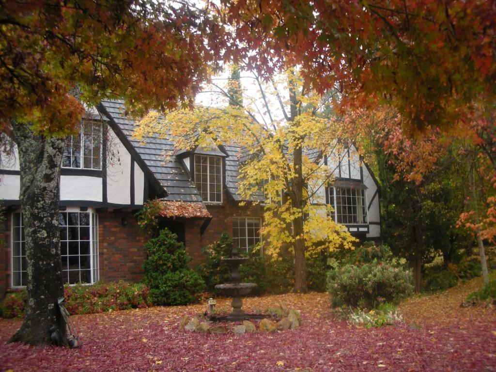 布赖特快乐会面小屋的前面有秋叶的房子