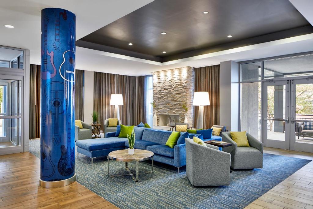 纳什维尔纳什维尔市区/峡谷万豪费尔菲尔德客栈及套房的客厅配有蓝色的沙发和椅子