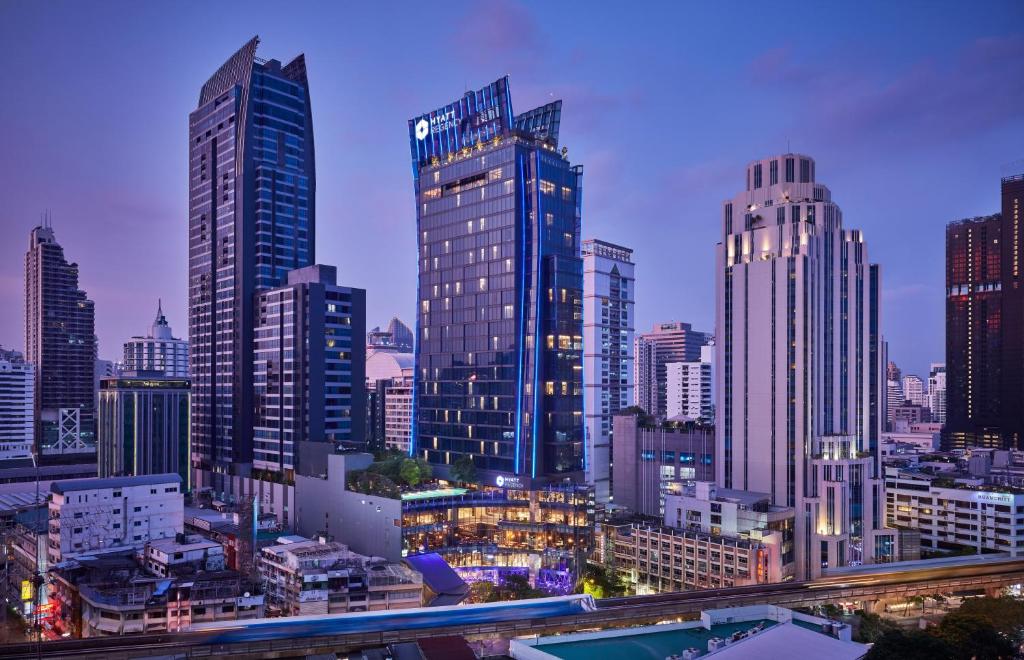 曼谷曼谷素坤逸凯悦酒店的城市天际线,夜晚有高楼