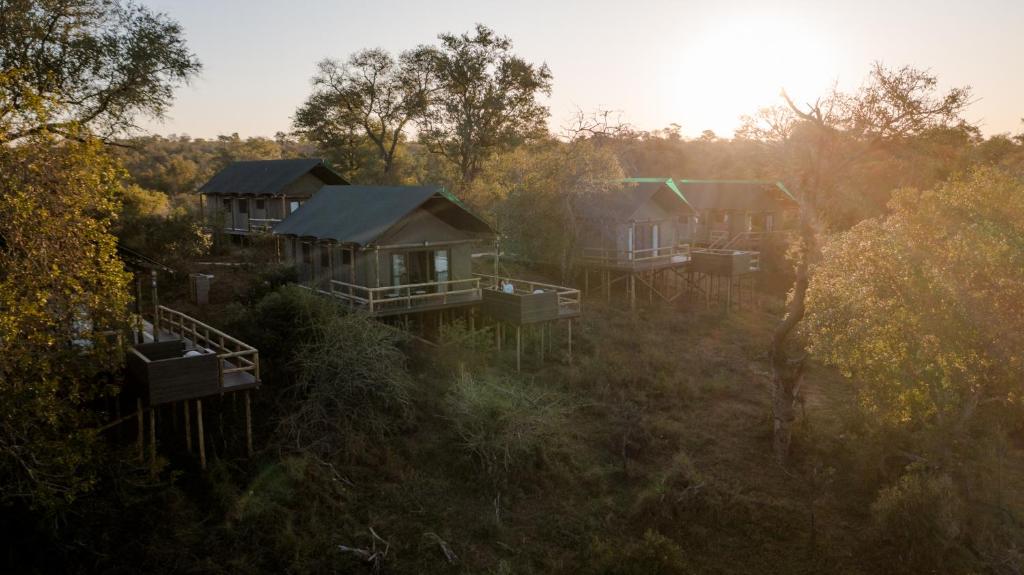 斯库库扎Nkuhlu Tented Camp的地面上一组房屋的空中景观