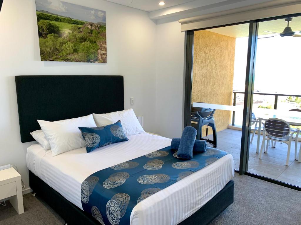 达尔文Serenity Peary - Executive 1brm at Darwin Waterfront with Sea Views的一间卧室设有一张床和一个阳台