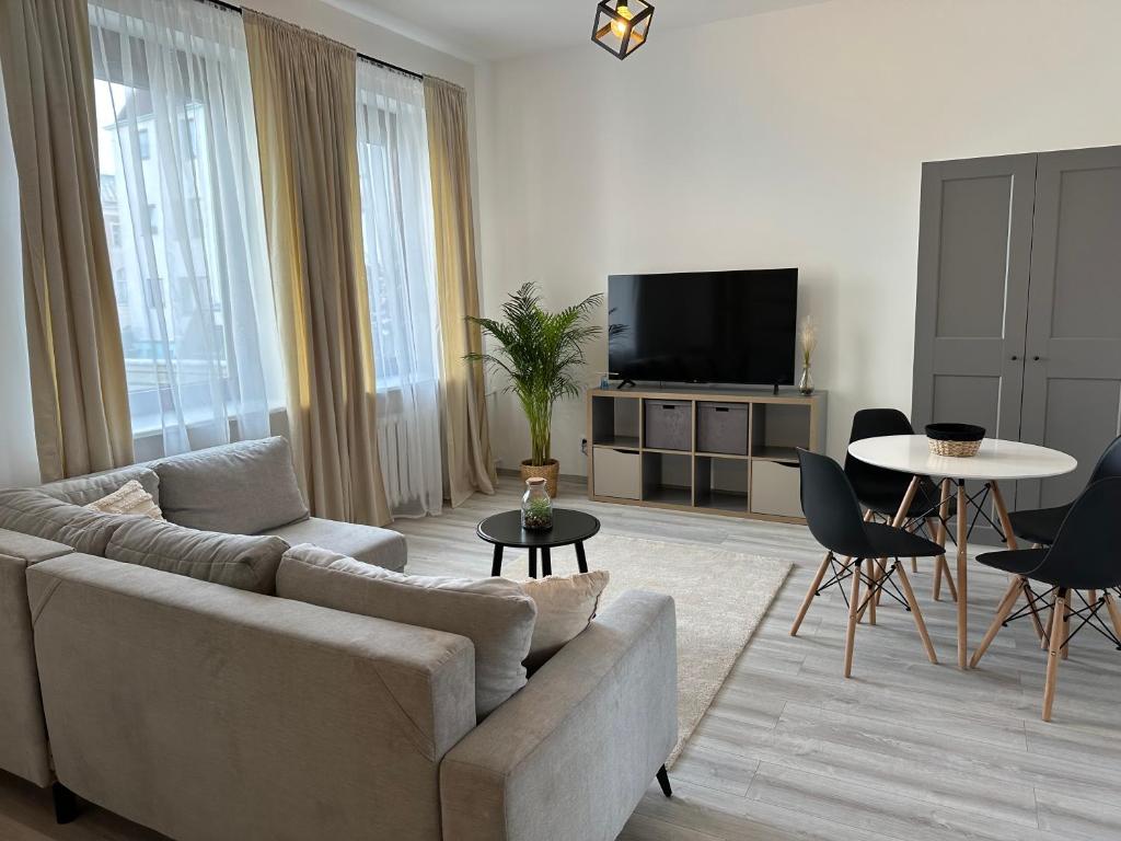 斯维诺乌伊希切Apartamenty Przy Deptaku的客厅配有沙发和桌子