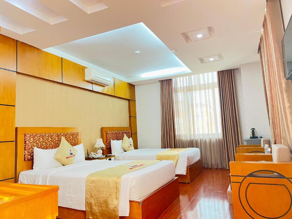 Phủ Lý卡斯桑因克515.9酒店的一间酒店客房,房间内设有两张床