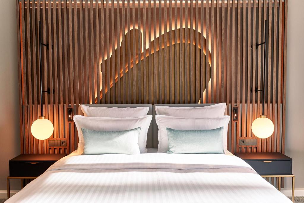 汉堡汉堡施泰根博阁酒店的一间卧室配有带2个枕头的床