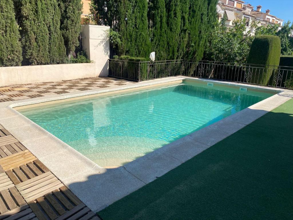 莫纳奇尔Villa Jazmín的一个带两把椅子的庭院内的游泳池