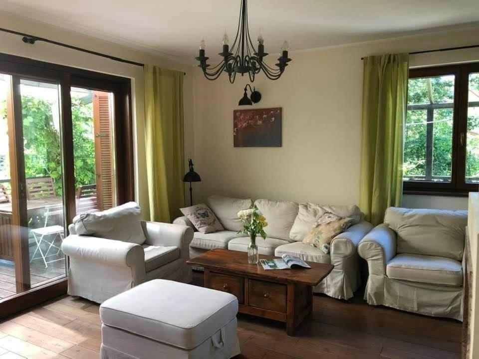 BolechowiceLeśna 6 - House with a garden的客厅配有两张沙发和一张桌子