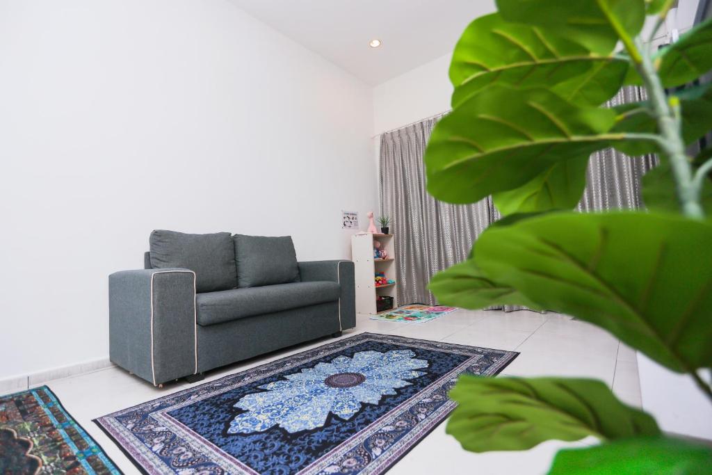 马六甲Alleysya's Homestay的带沙发和地毯的客厅