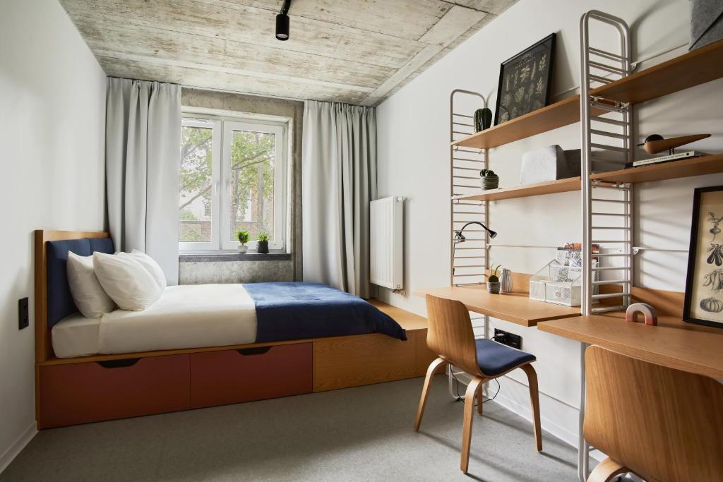 罗兹Chill Inn的一间卧室配有一张床和一张书桌