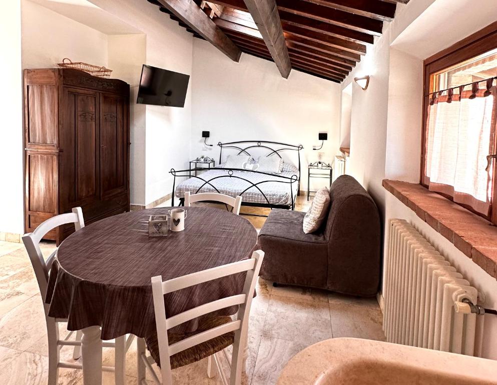 圣温琴佐Casa PÀTHOS的客厅配有桌子和沙发