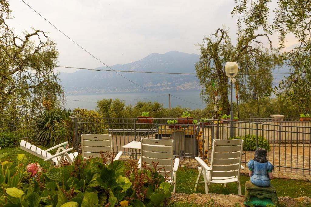 布雷佐内加尔达Agricampeggio Paradiso的一个带桌椅的庭院和栅栏