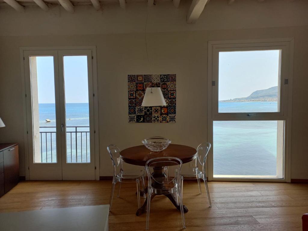 特拉帕尼A Casa di Clara的一间配备有桌子的海景用餐室