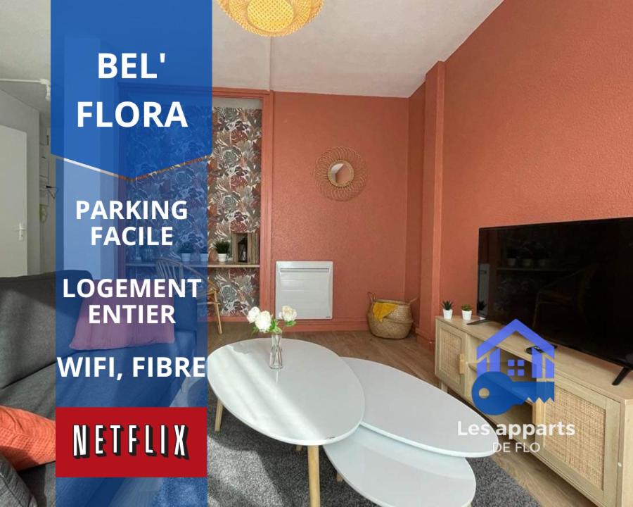 贝尔福Bel'flora的客厅配有白色桌子和电视