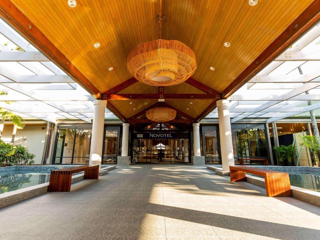 双水域Novotel Sunshine Coast Resort的大厅,设有长凳和大天花板