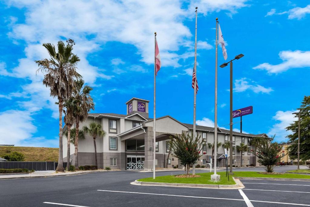 瓦尔多斯塔瓦尔多斯塔司丽普酒店的停车场有两面旗帜的建筑