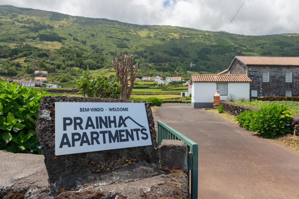 圣罗克杜皮库Prainha Apartments的村子里药房的标志