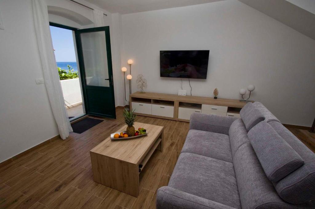 波达卡Apartment Navis的客厅配有沙发和桌子