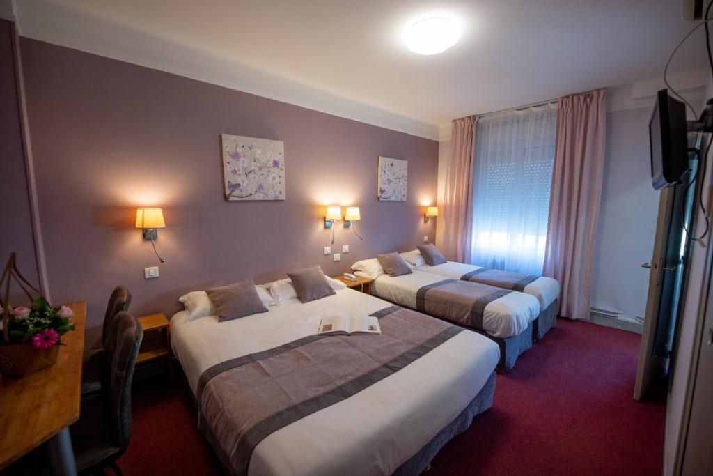 沙托鲁欧陆之家客栈的酒店客房设有两张床和电视。