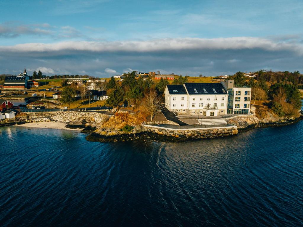 HerløBiologen Herdla的水面上一座岛上建筑的空中景观