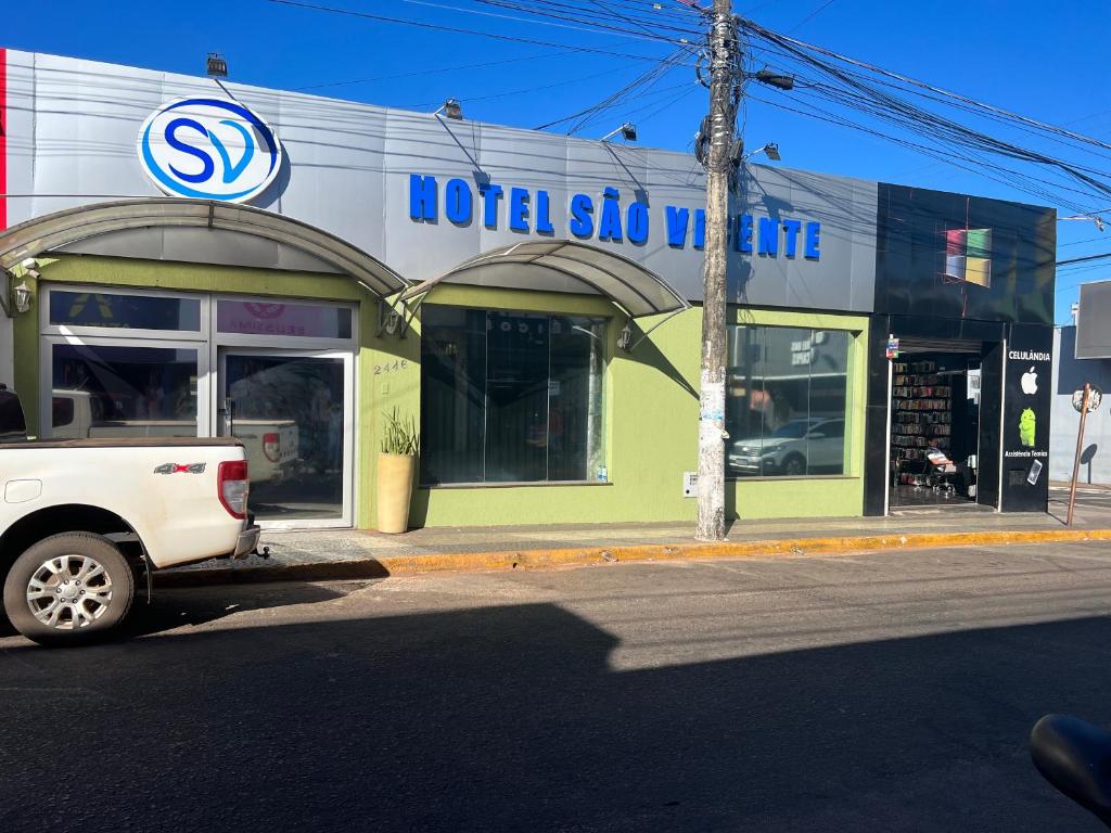 阿拉瓜伊纳圣维森特酒店的停在商店前的旅馆小货车