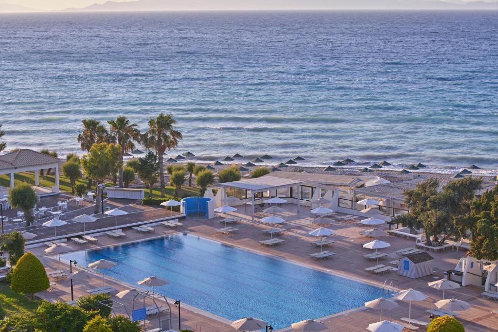 伊利索斯Labranda Blue Bay Resort的享有度假胜地的空中景致,设有游泳池和海洋