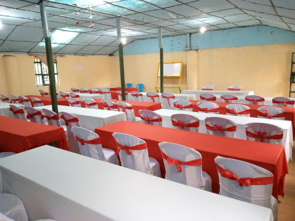奈瓦沙SOFA CAMP NAIVASHA的一间设有红色和白色桌椅的房间