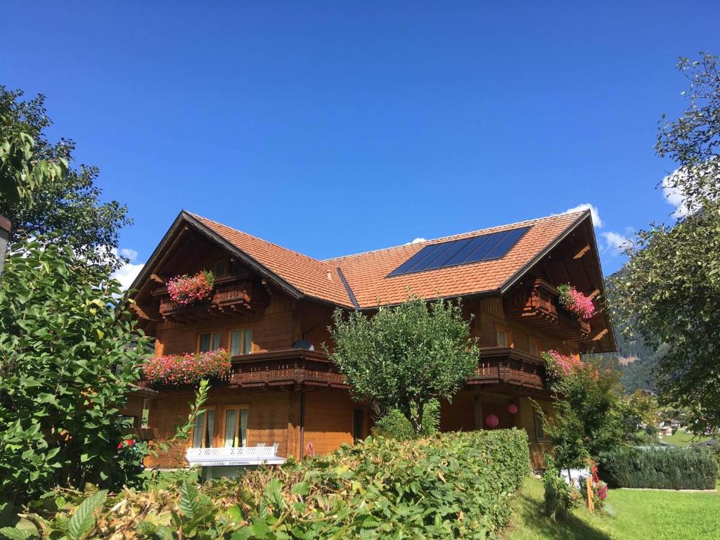 加舒恩戴安娜公寓的屋顶上设有太阳能电池板的房子