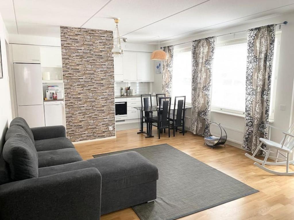 赫尔辛基VUOSAARI-2 Pure luxury for 100 m2 in Vuosaari的带沙发的客厅和厨房