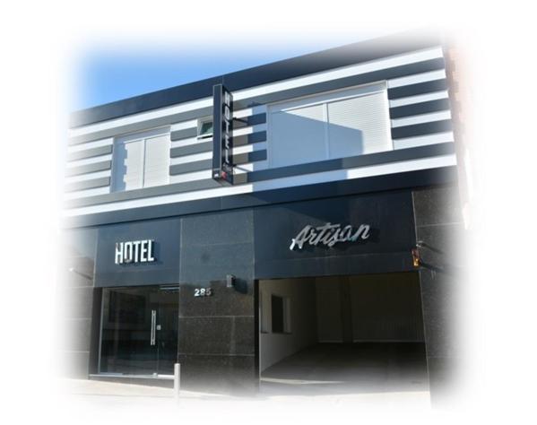 亚瓜龙阿蒂塞恩酒店的带有标志的酒店景色