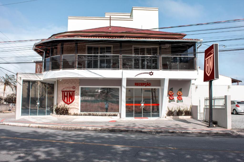 佩尼亚HN-Hotel Natal Penha的街道拐角处的建筑物