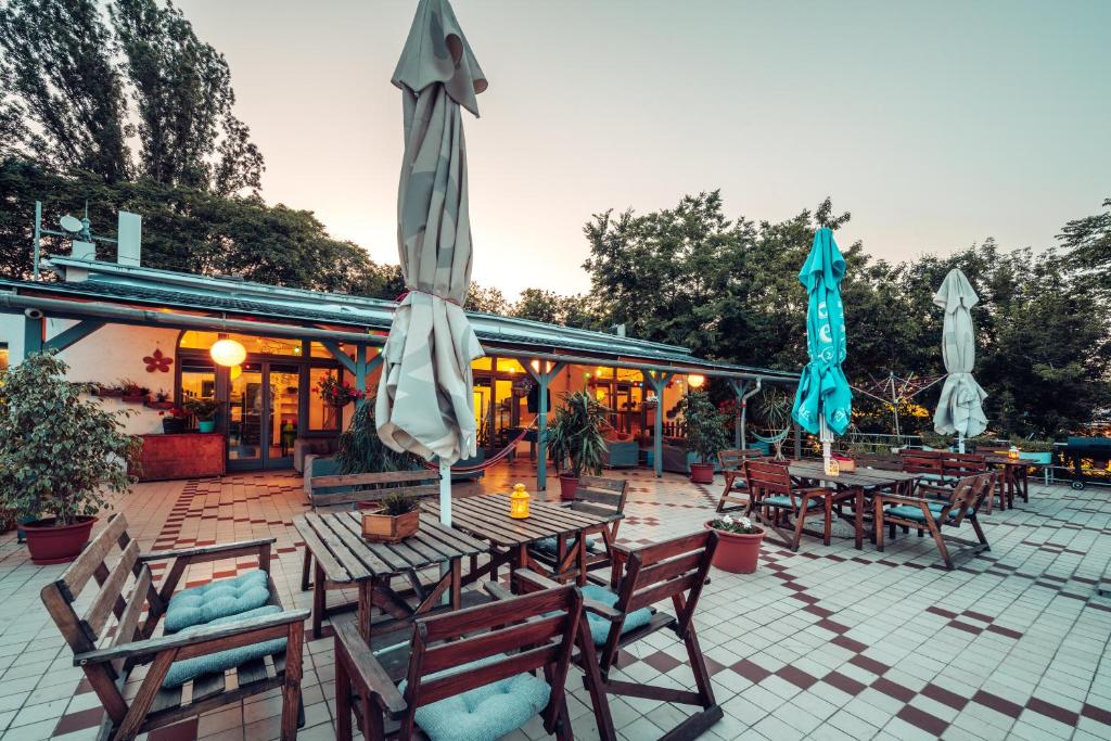 布达佩斯布达佩斯岛上旅馆的一个带桌椅和遮阳伞的庭院