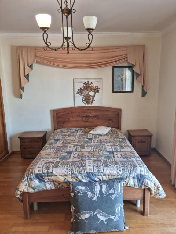 费拉古多Serra e Mar Ferragudo的一间卧室配有床,床上装有被子