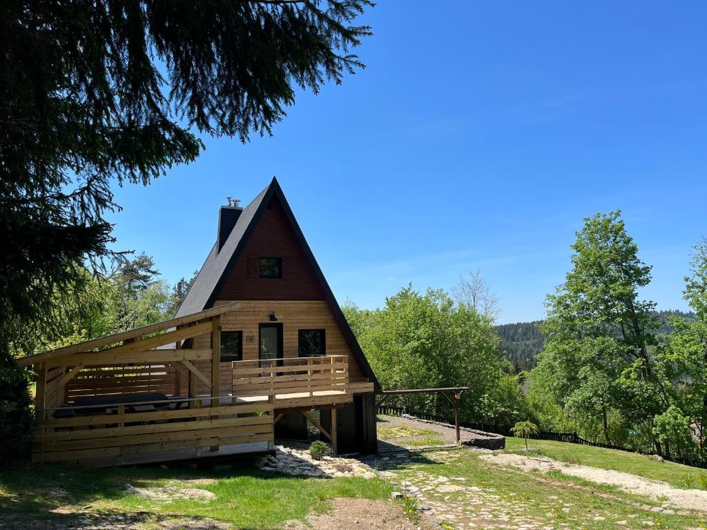 BelfahyChalet du Fayard - jacuzzi avec vue et détente en pleine nature的大型小木屋,设有 ⁇ 顶