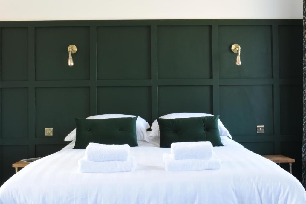 伍斯特The Hop Merchant's House的卧室配有白色大床和绿色墙壁