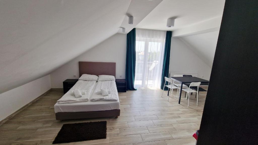 贡斯基Gęsi Puch的一间卧室配有一张床和一张桌子及椅子
