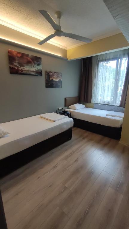 伊斯坦布尔伊斯坦布尔老城托伦酒店的一间卧室配有两张床和吊扇